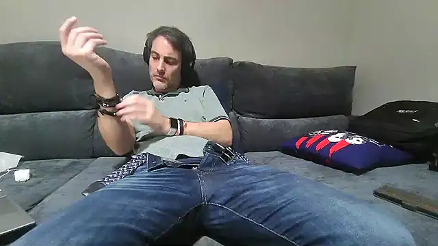 Snapshot of basquehotboy chatting on 01.12.25 basquehotboy online show from 01.12.25