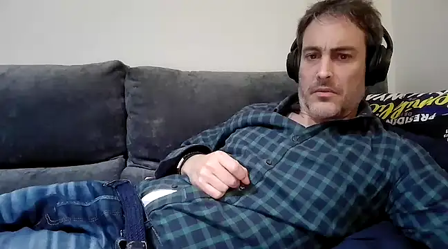 Snapshot of basquehotboy chatting on 03.15.25 basquehotboy online show from 03.15.25
