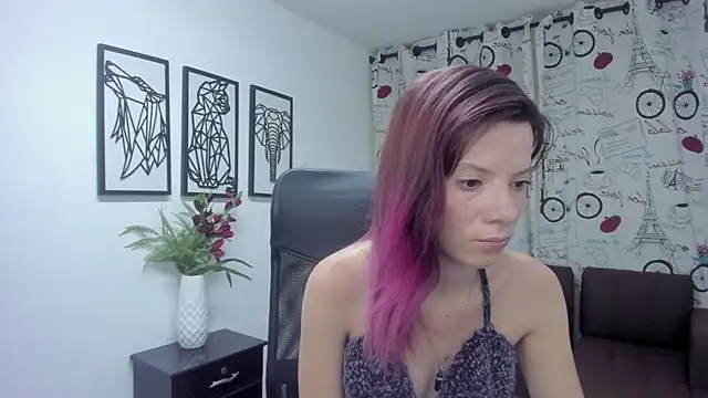 Snapshot of DanaaRey chatting on 02.19.25 DanaaRey online show from 02.19.25