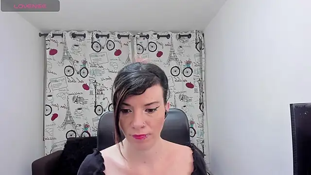 Snapshot of DanaaRey chatting on 10.20.25 DanaaRey online show from 10.20.25