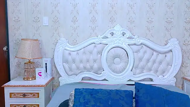 TiaraRosse online show from 11.21.25