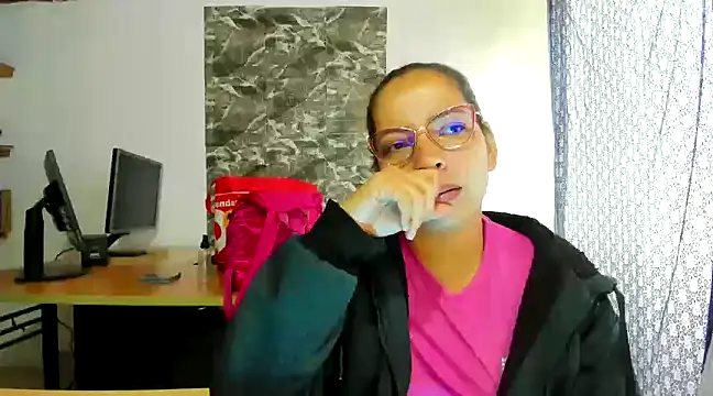 Snapshot of MISSLAUR4 chatting on 12.30.24 MISSLAUR4 online show from 12.30.24