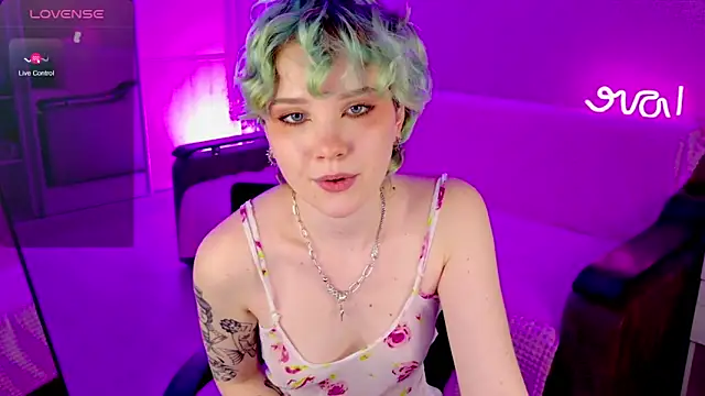 Snapshot of School_Love chatting on 02.02.25 School Love online show from 02.02.25