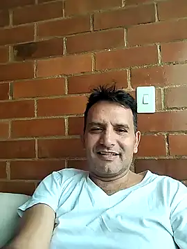 Snapshot of RogueTraveler chatting on 12.16.24 RogueTraveler online show from 12.16.24