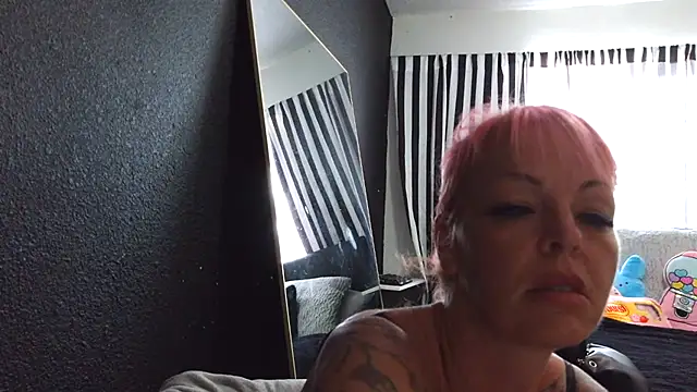 Snapshot of rileyraerhoads chatting on 09.27.25 rileyraerhoads online show from 09.27.25
