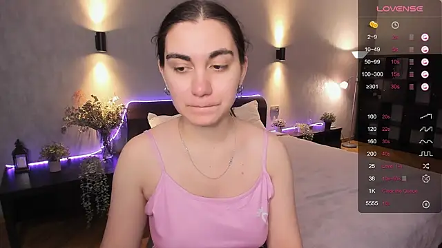 hannacheekss  online show from 12.12.24