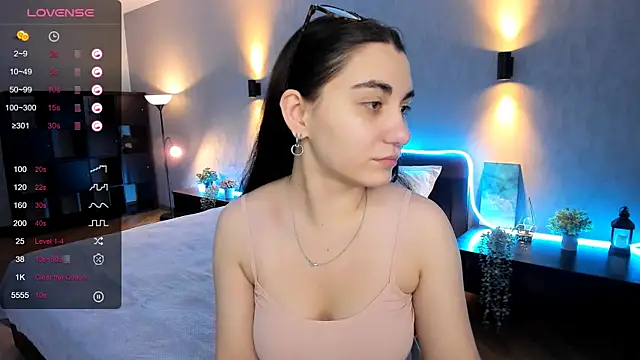 hannacheekss  online show from 01.14.25