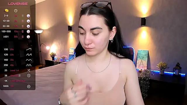 hannacheekss  online show from 01.25.25