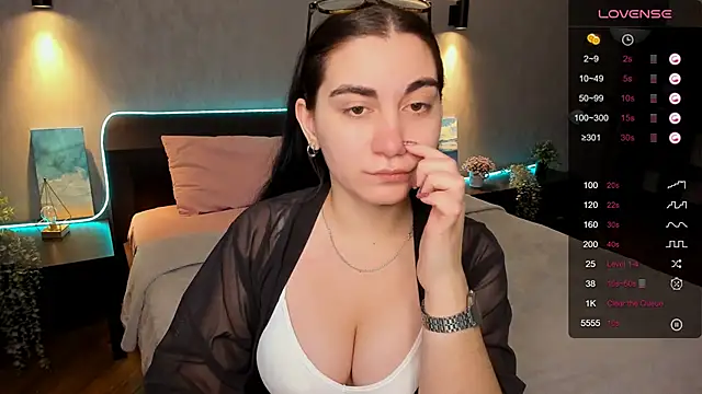 hannacheekss  online show from 01.31.25