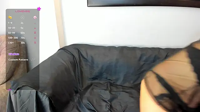 Snapshot of JennieRosse chatting on 10.20.25 JennieRosse online show from 10.20.25