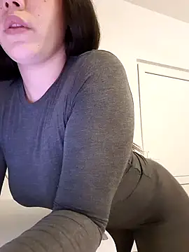 Snapshot of leeya_lee chatting on 02.05.25 leeya lee online show from 02.05.25