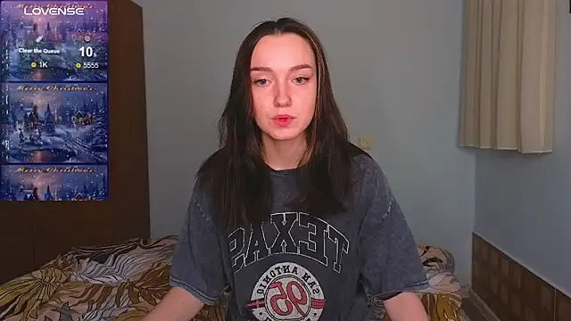 Snapshot of Wild_Sophie_ chatting on 12.29.24 Wild Sophie online show from 12.29.24