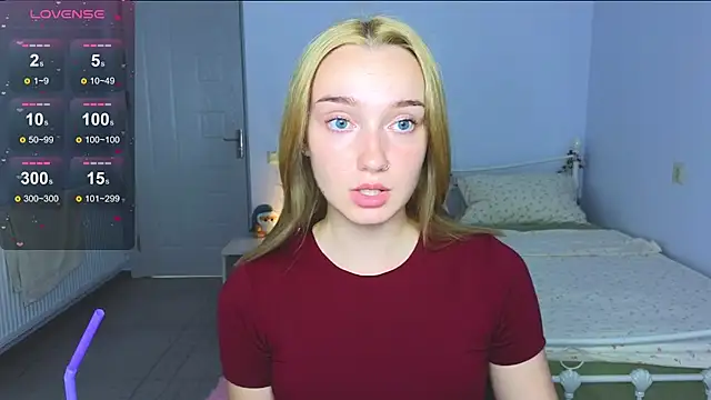 Snapshot of Wild_Sophie_ chatting on 10.10.25 Wild Sophie online show from 10.10.25