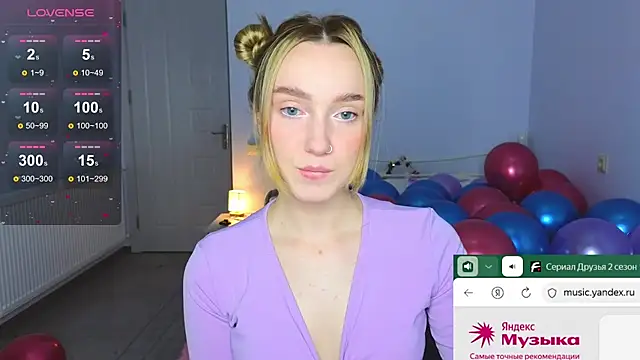 Snapshot of Wild_Sophie_ chatting on 11.25.25 Wild Sophie online show from 11.25.25