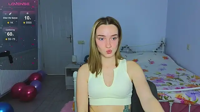 Snapshot of Wild_Sophie_ chatting on 11.27.25 Wild Sophie online show from 11.27.25