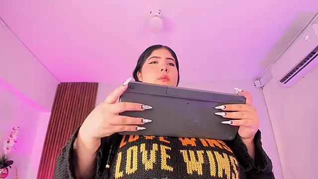 Snapshot of AmberiniHoffman chatting on 10.19.25 AmberiniHoffman online show from 10.19.25