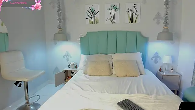 Khenta Michells online show from 02.11.25