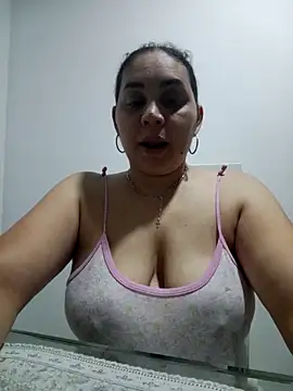 Snapshot of MirandaSoto chatting on 10.03.25 MirandaSoto online show from 10.03.25