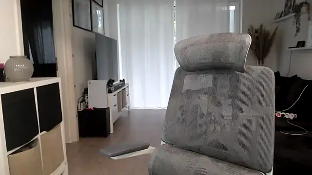 Snapshot of IntiMia chatting on 10.08.25 IntiMia online show from 10.08.25