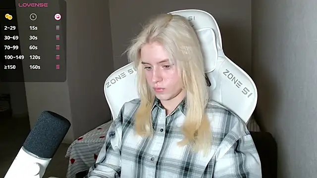 Snapshot of LizaKisses chatting on 09.18.25 LizaKisses online show from 09.18.25