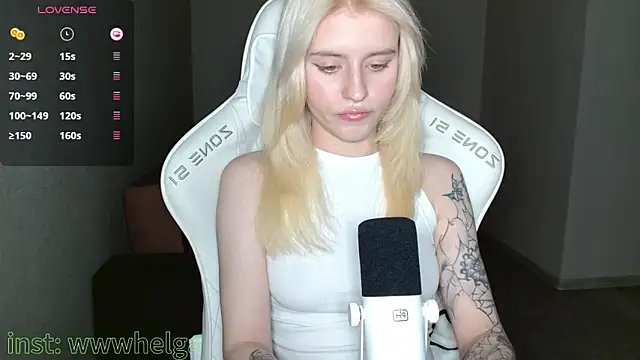 Snapshot of LizaKisses chatting on 10.18.25 LizaKisses online show from 10.18.25