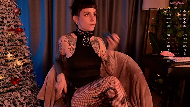Snapshot of MichaellaMoon chatting on 12.29.24 MichaellaMoon online show from 12.29.24