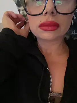 Snapshot of luna_14 chatting on 10.14.25 luna 14 online show from 10.14.25