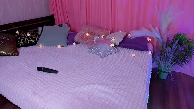 Miss Elia online show from 12.17.24