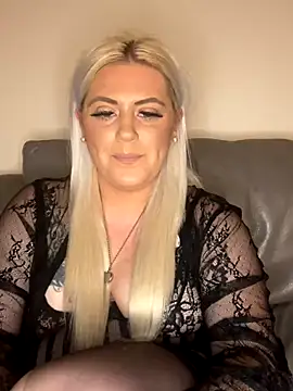 Snapshot of Blondiee3088 chatting on 12.03.24 Blondiee3088 online show from 12.03.24