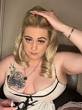 Snapshot of Blondiee3088 chatting on 12.13.24 Blondiee3088 online show from 12.13.24