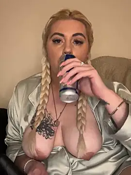 Snapshot of Blondiee3088 chatting on 02.10.25 Blondiee3088 online show from 02.10.25