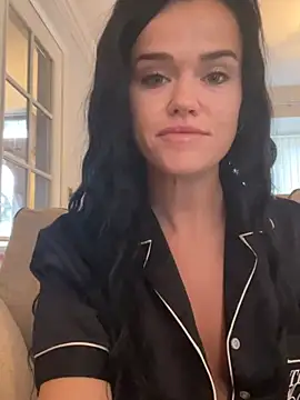 Snapshot of English-Chloe96 chatting on 12.17.24 English-Chloe96 online show from 12.17.24