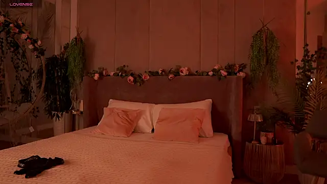 Snapshot of Smiley_Mia chatting on 09.21.25 Smiley Mia online show from 09.21.25