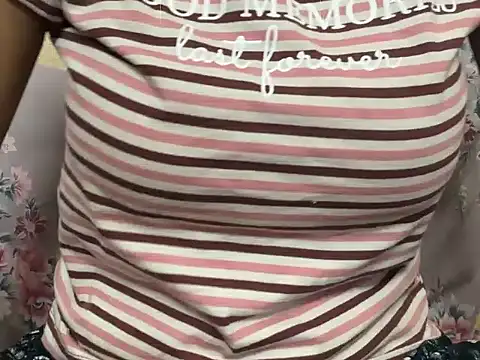 Snapshot of _FluffyHxney_ chatting on 12.04.24 FluffyHxney online show from 12.04.24