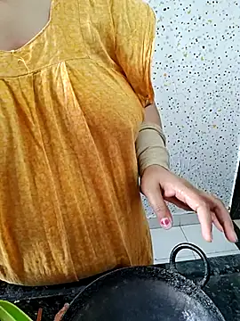 Snapshot of milf-kaira chatting on 03.12.25 milf-kaira online show from 03.12.25