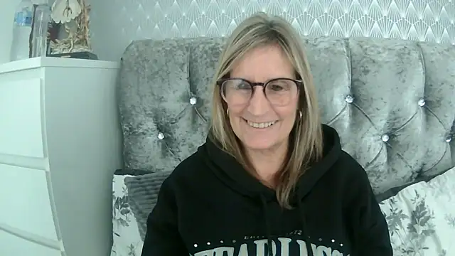 Snapshot of Additive_Mature_Linda chatting on 09.15.25 Additive Mature Linda online show from 09.15.25