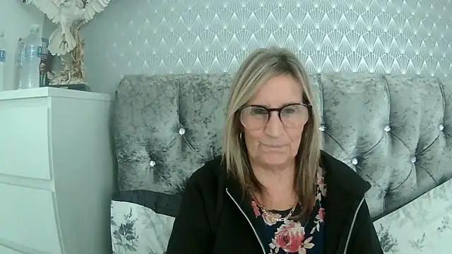 Snapshot of Additive_Mature_Linda chatting on 09.17.25 Additive Mature Linda online show from 09.17.25