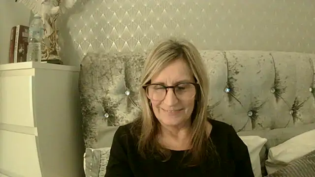 Snapshot of Additive_Mature_Linda chatting on 10.23.25 Additive Mature Linda online show from 10.23.25