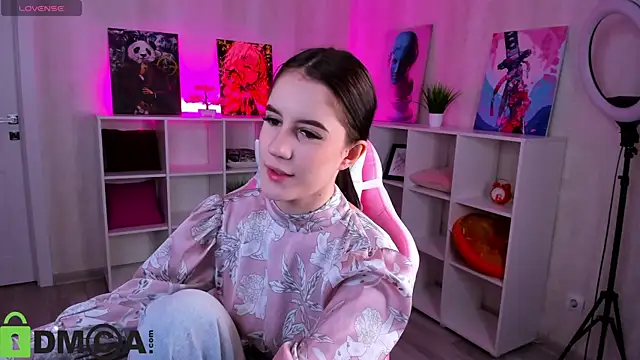 Snapshot of Tonya_Gray chatting on 11.30.25 Tonya Gray online show from 11.30.25