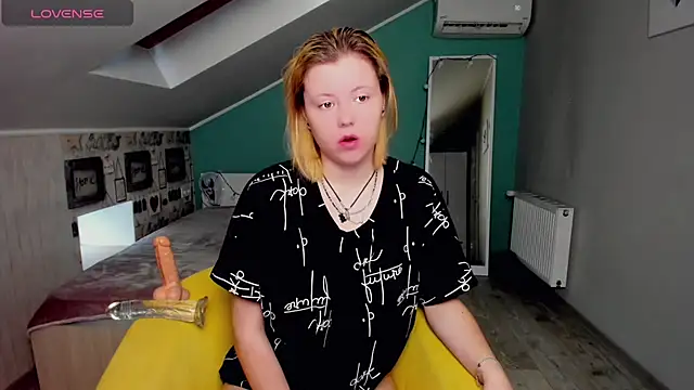 Snapshot of LillyDepp chatting on 12.19.24 LillyDepp online show from 12.19.24