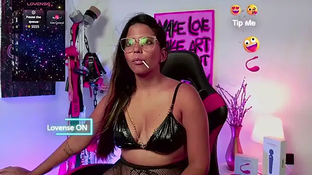 Snapshot of Megaan_Greey chatting on 10.28.25 Megaan Greey online show from 10.28.25