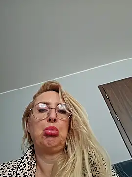 Snapshot of MariaRichi_ chatting on 03.04.25 MariaRichi  online show from 03.04.25