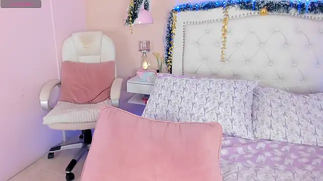 Snapshot of Ashley_Evans18 chatting on 12.20.24 Ashley Evans18 online show from 12.20.24