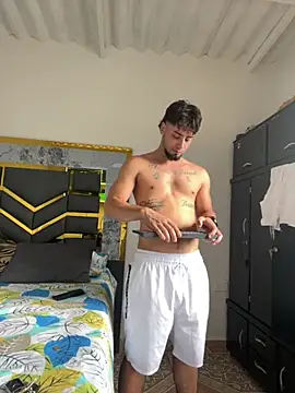 Snapshot of MattDevon chatting on 09.18.25 MattDevon online show from 09.18.25