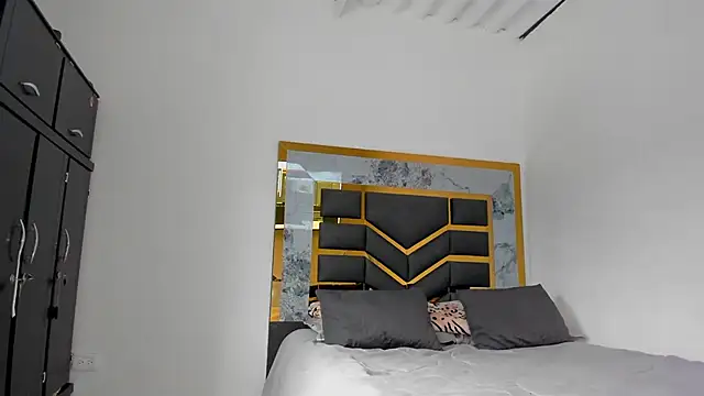 Snapshot of MattDevon chatting on 10.04.25 MattDevon online show from 10.04.25