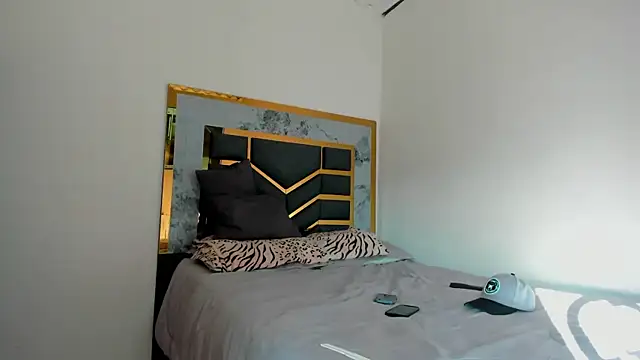 Snapshot of MattDevon chatting on 10.06.25 MattDevon online show from 10.06.25