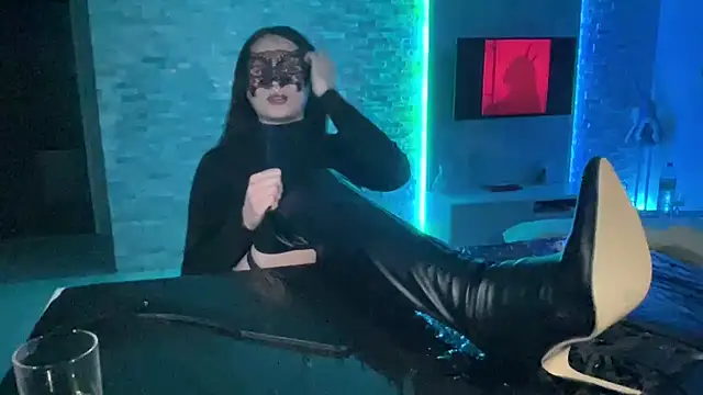 Snapshot of DominaCat75 chatting on 12.10.24 DominaCat75 online show from 12.10.24