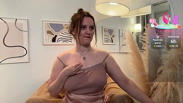 Snapshot of Lella_Ryann_ chatting on 10.18.25 Lella Ryann online show from 10.18.25