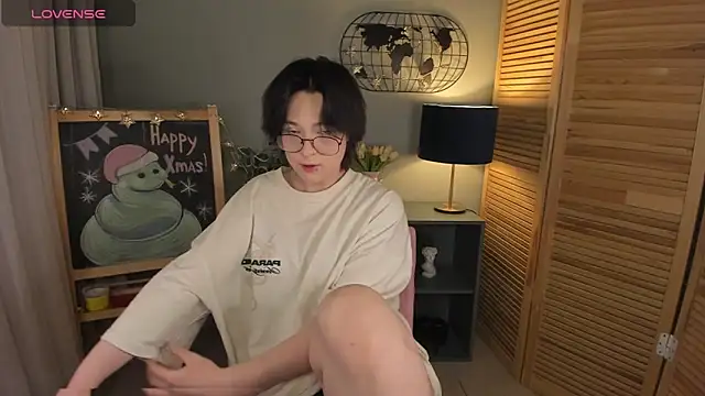 Snapshot of fiamoory chatting on 02.04.25 fiamoory online show from 02.04.25