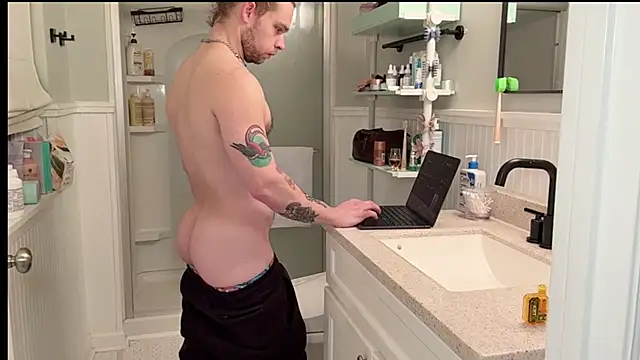 Snapshot of DaddydayDrinkzz chatting on 02.02.25 DaddydayDrinkzz online show from 02.02.25